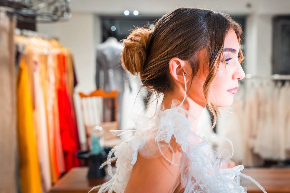 FEMME_COIFFURE_CHIGNON_BLANC_ROBE