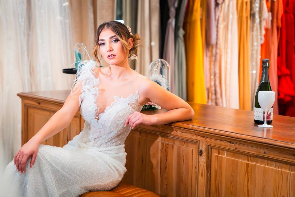 FEMME_ROBE_BLANCHE_BRILLANTE_CHAMPAGNE