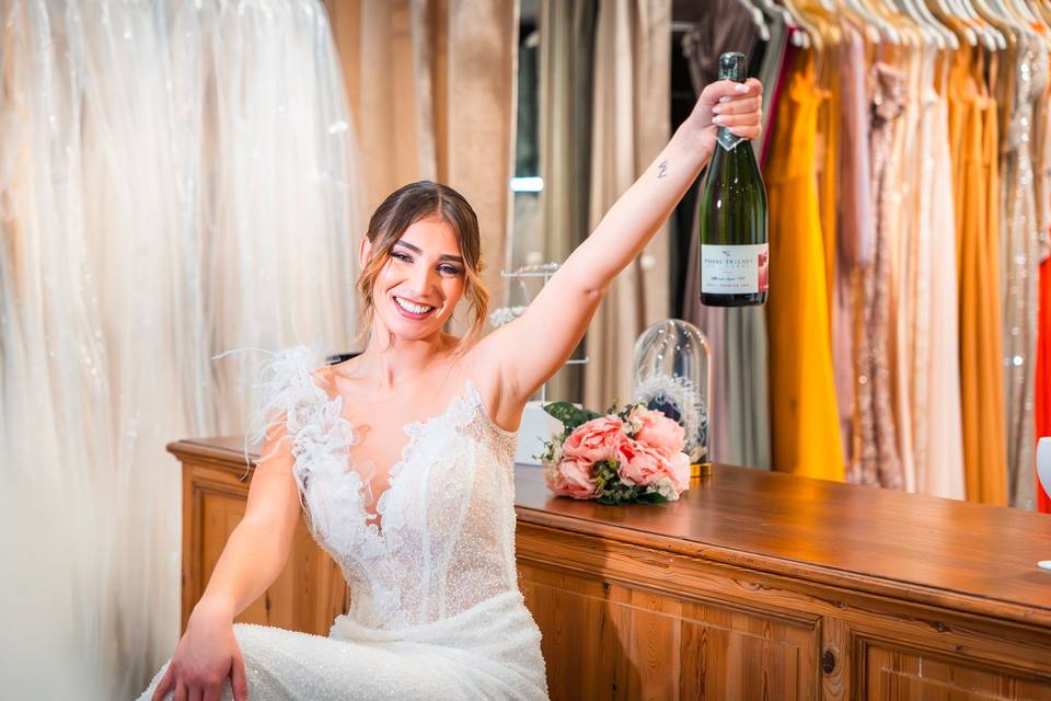 FEMME_ROBE_BLANCHE_CHAMPAGNE_FLEURS