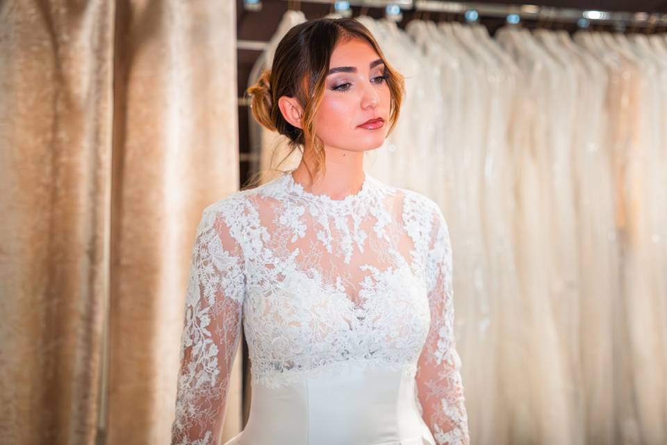 FEMME_ROBE_BLANCHE_DENTELLE_ESSAI