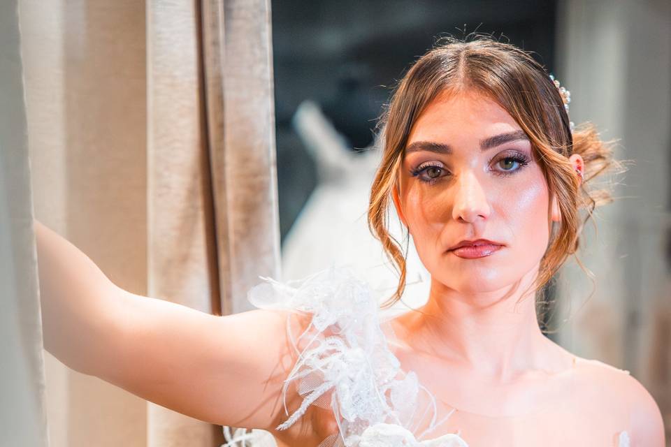 FEMME_ROBE_BLANCHE_PERLES_DENTELLE