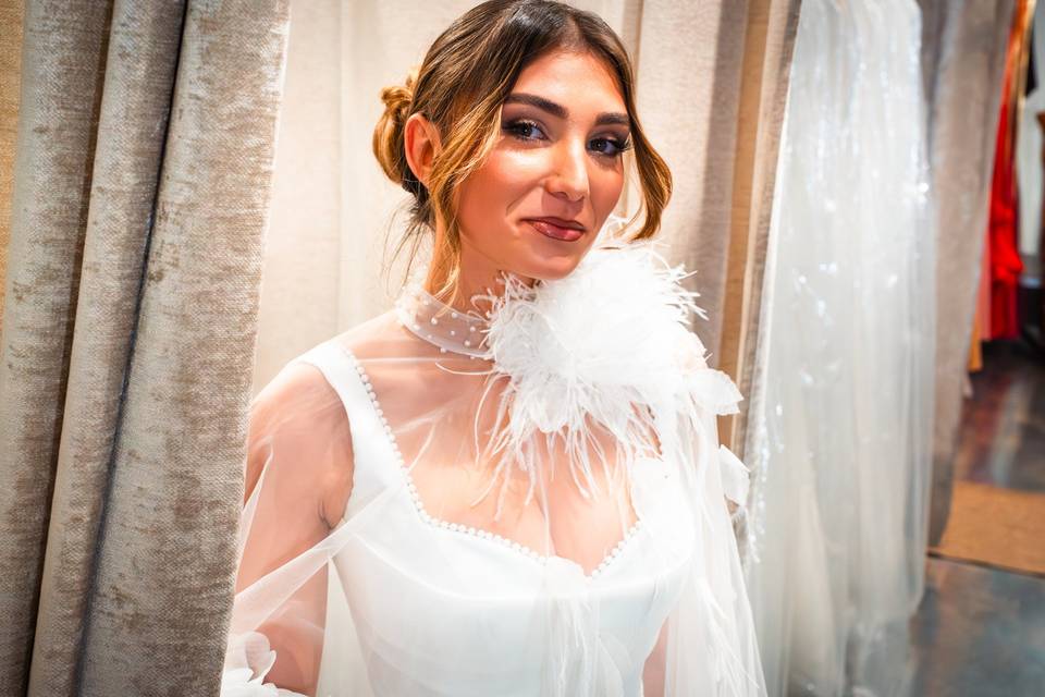 FEMME_ROBE_BLANCHE_PLUMES