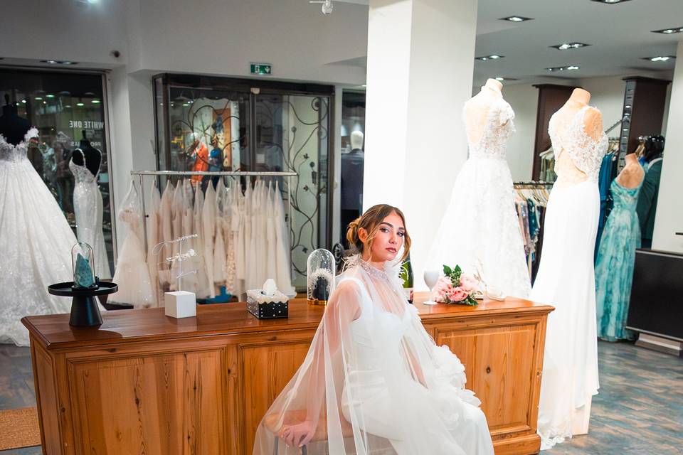 FEMME_ROBE_BLANCHE_VOILE_FLEURS