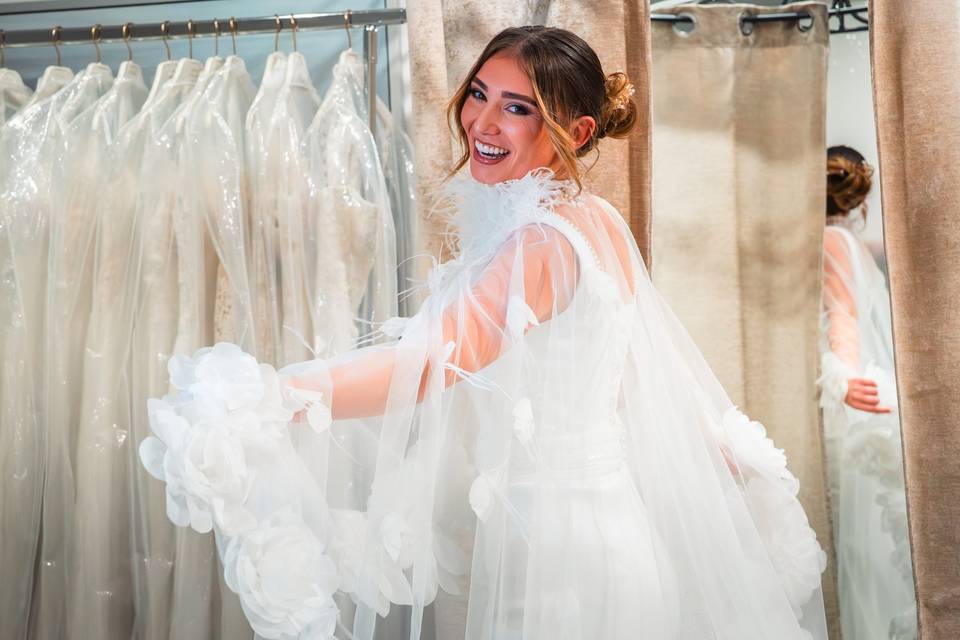 ROBE_MARIEE_BLANCHE_PLUMES_FLEURS