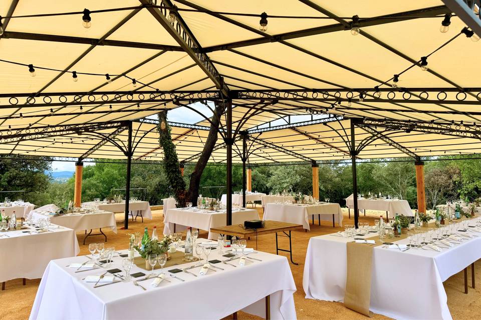 Tables carrées sous la pergola