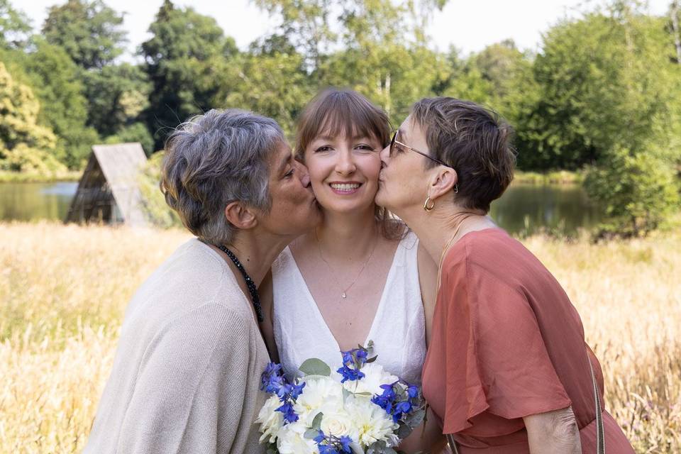 Manon avec la mère et la belle