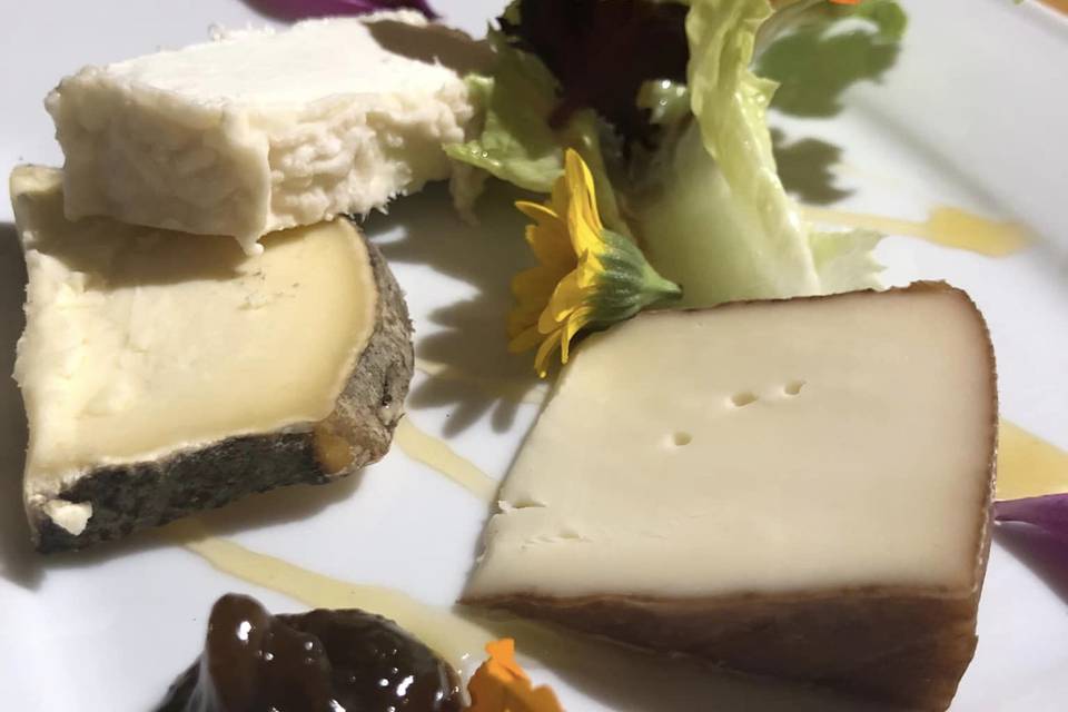 Assiette de fromages locaux