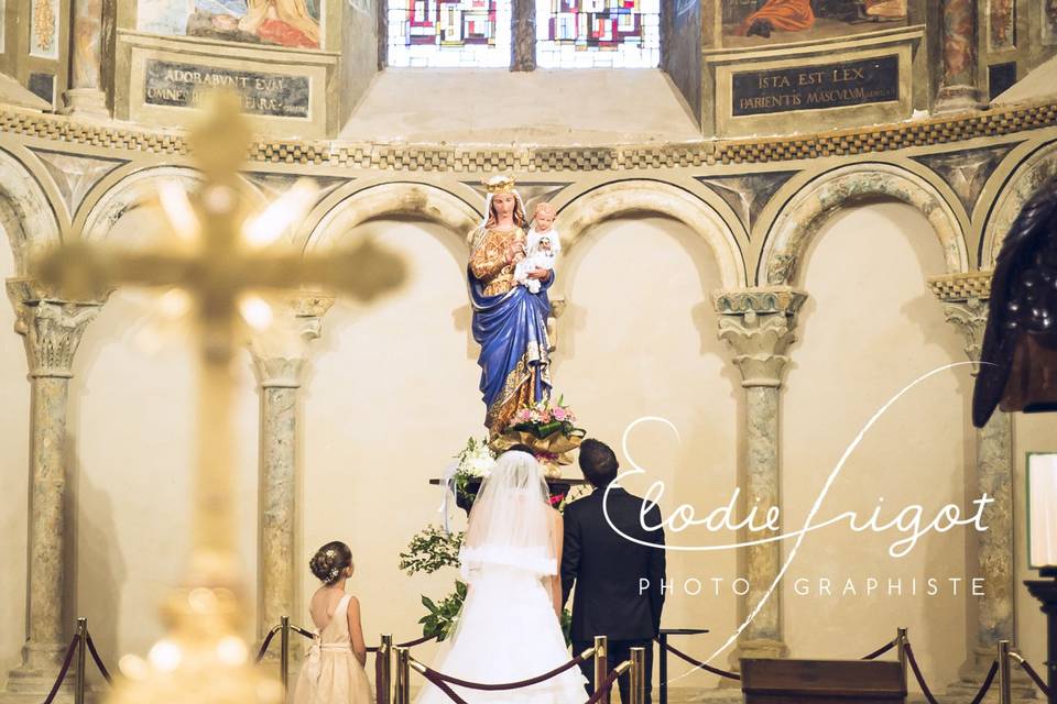 Offrande de fleurs à l'Eglise