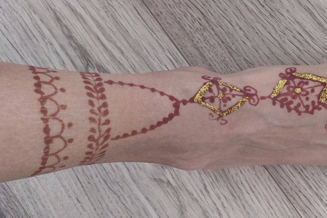 Henné et paillettes aux pieds