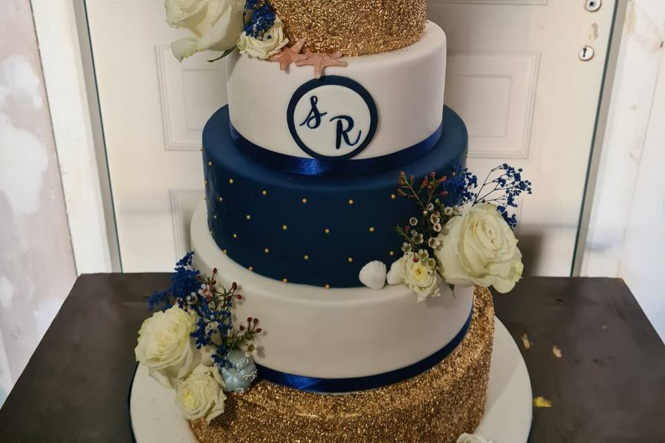 Wedding cake bleu nuit - or et