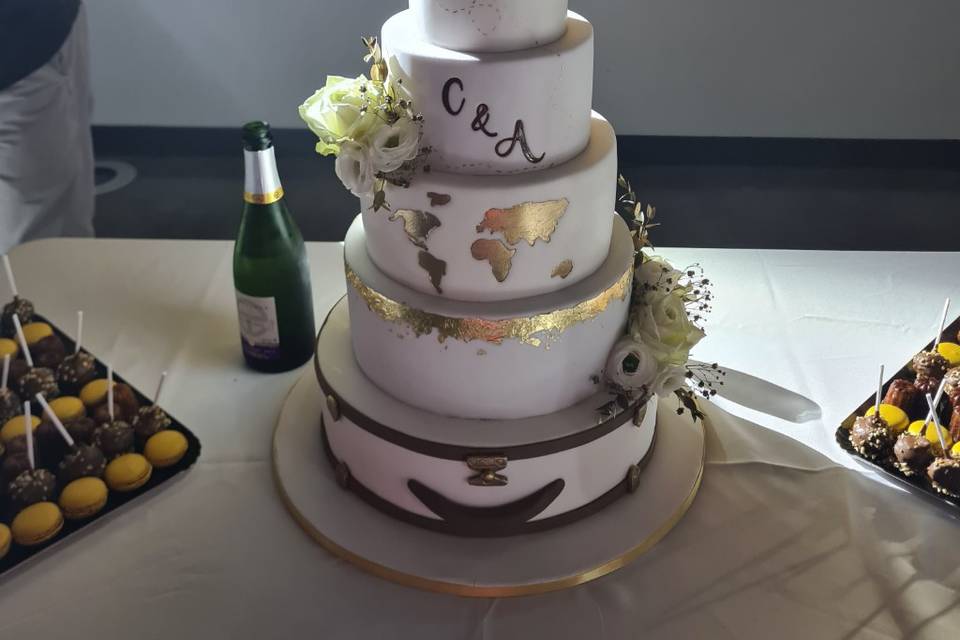 Wedding cake bleu et or