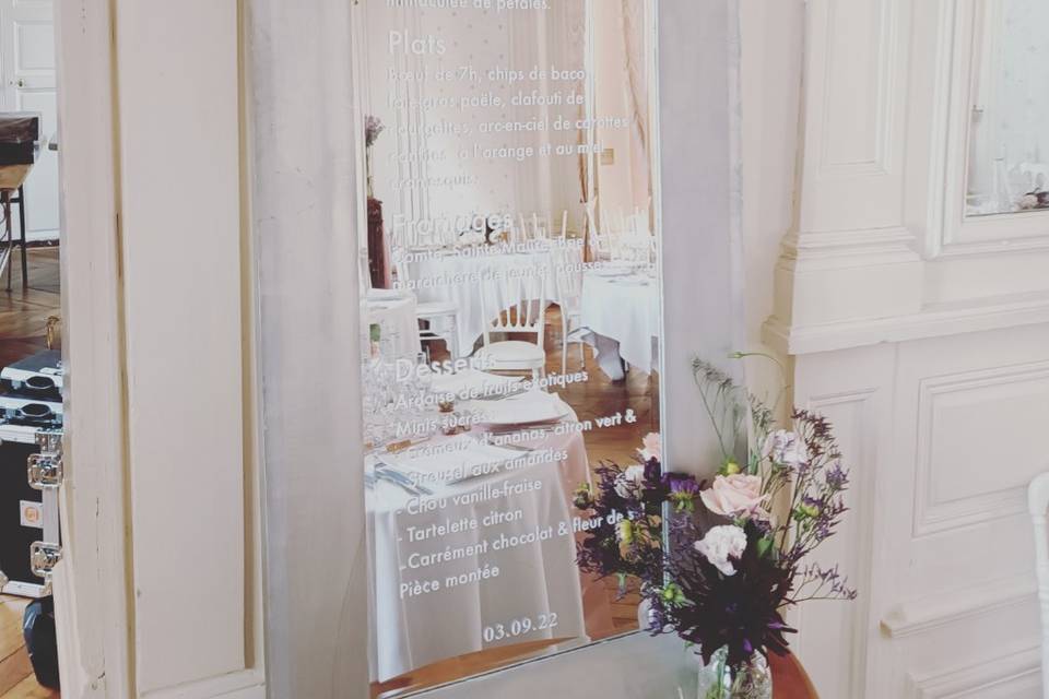 Menu stické sur grand miroir