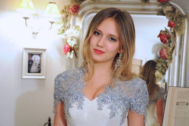Robe décolleté dentelle argent