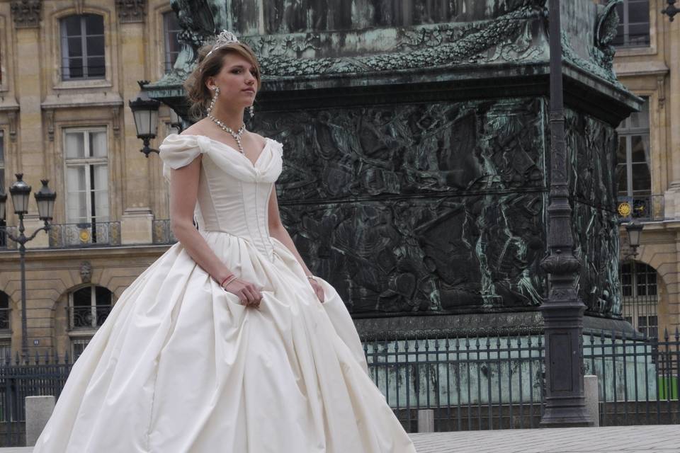 Robe de mariée en soie et cape