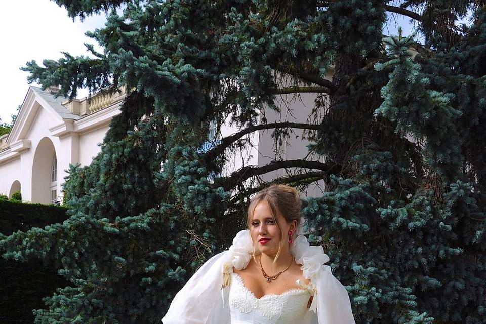 Robe de mariée en soie et cape