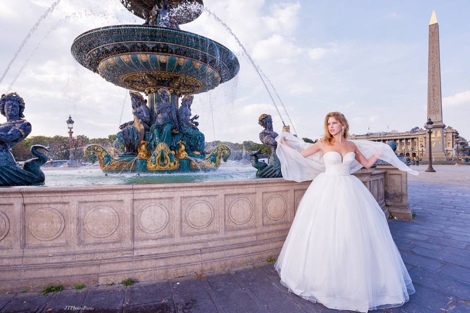 Robe en dentelle argentée