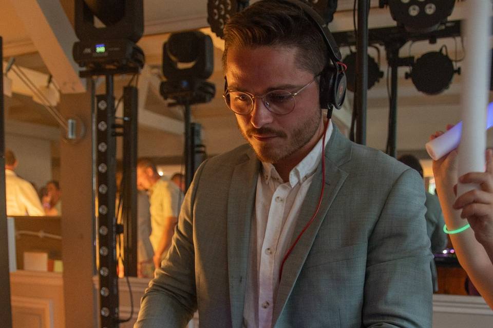 Wedding dj