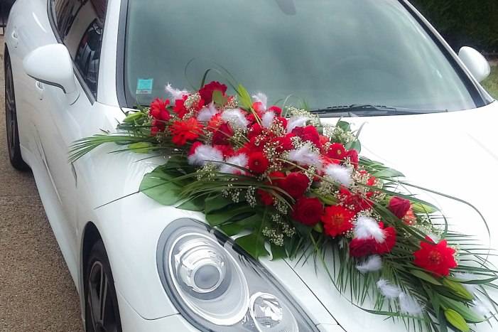 Miroir De Voiture Décorée De Fleurs De Mariage En Plein Soleil. Banque  D'Images et Photos Libres De Droits. Image 64393093