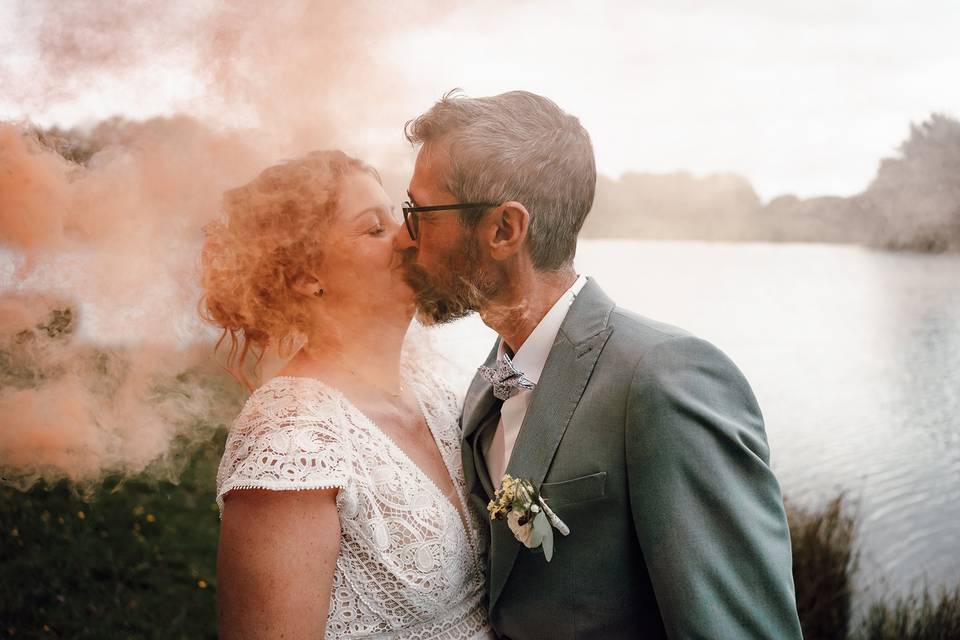 Baiser sous la brume orange