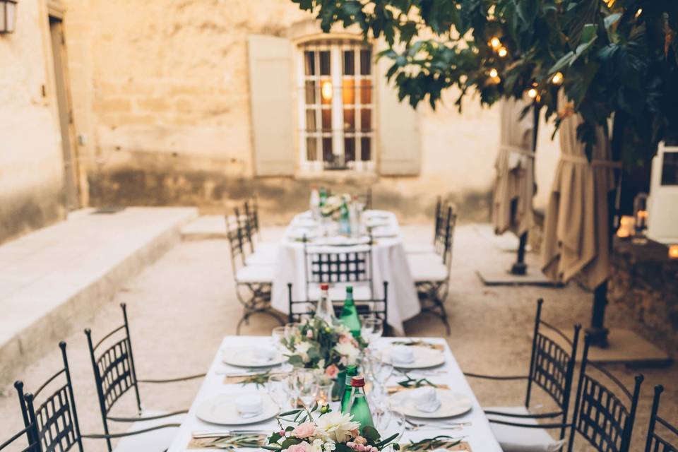 Repas extérieur dans le jardin