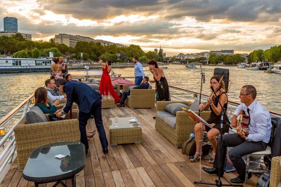 Sur un Yacht parisien