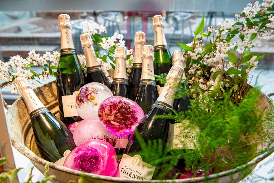 Champagne et fleurs glacées