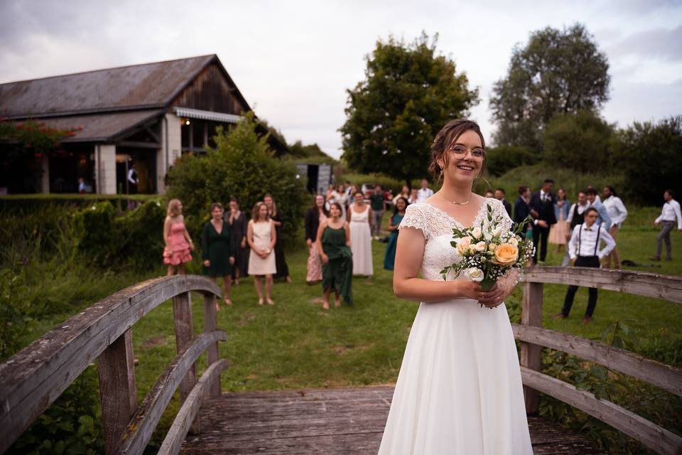 Mariée avec son bouquet