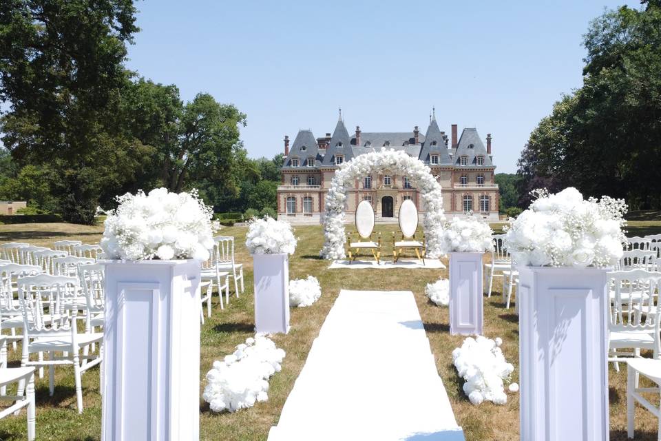Célébration devant le château