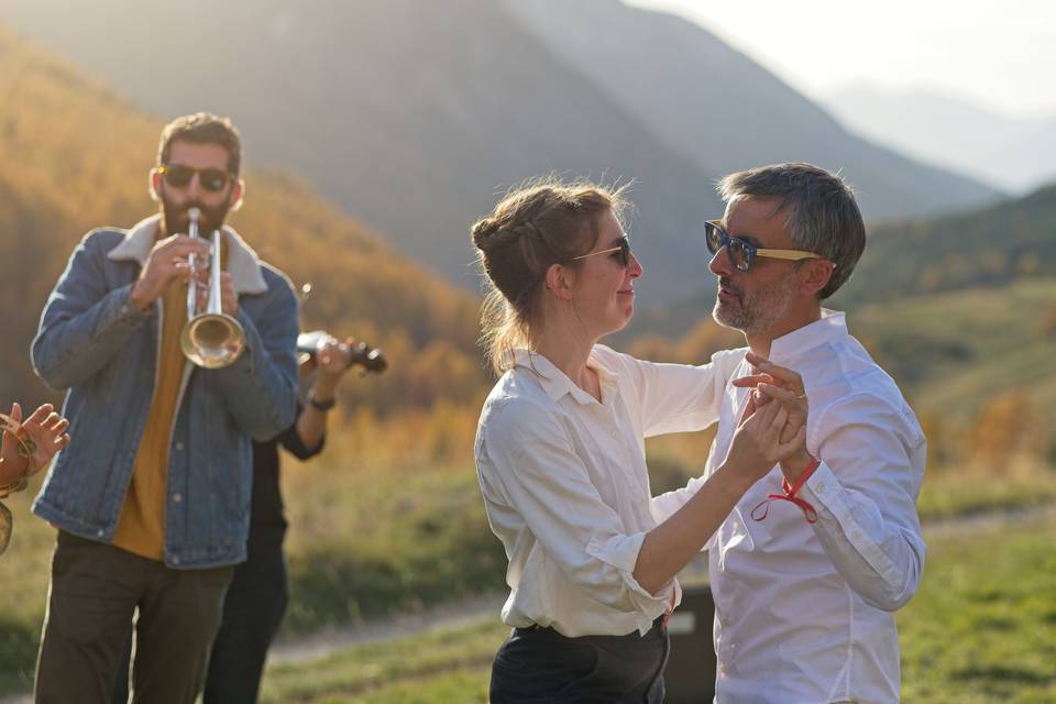 Danse avec groupe de musique