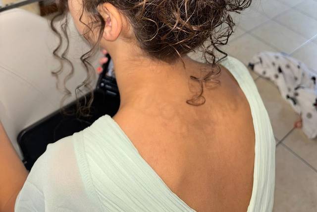 Chignon avec boucle naturel.