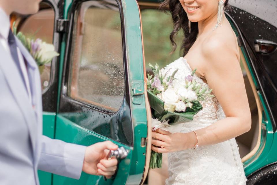 Les mariés dans leur voiture