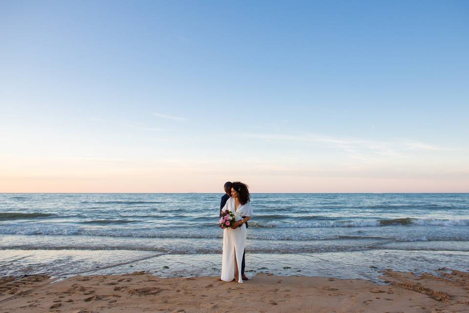 Séance de couple sur la plage