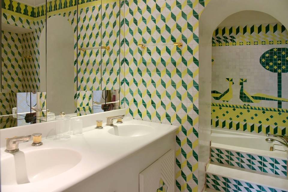 Salle de bain jaune