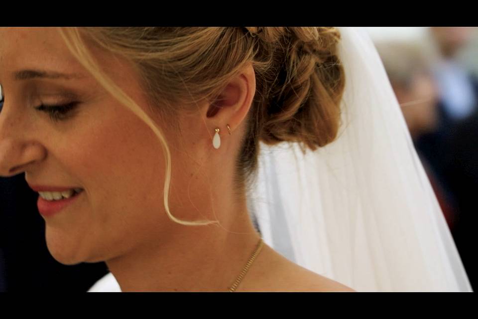 La mariée entre à l'Eglise