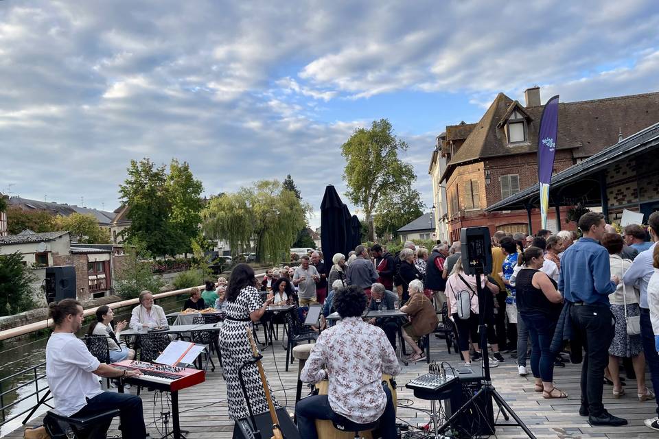 Devant le publique