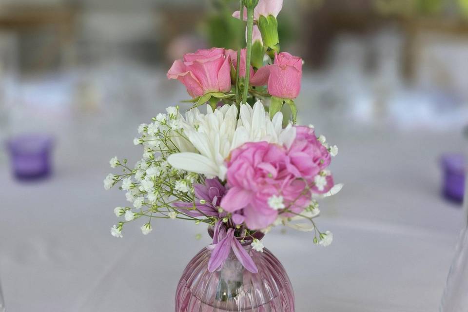 Petit bouquet dans vase à bour
