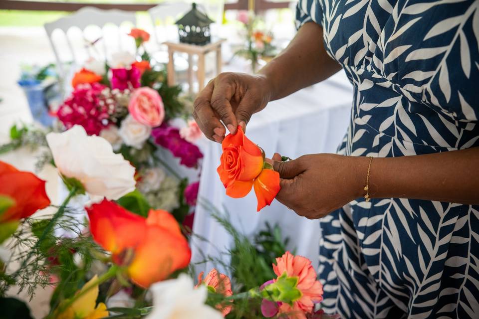 Ajout de fleurs au centre de table