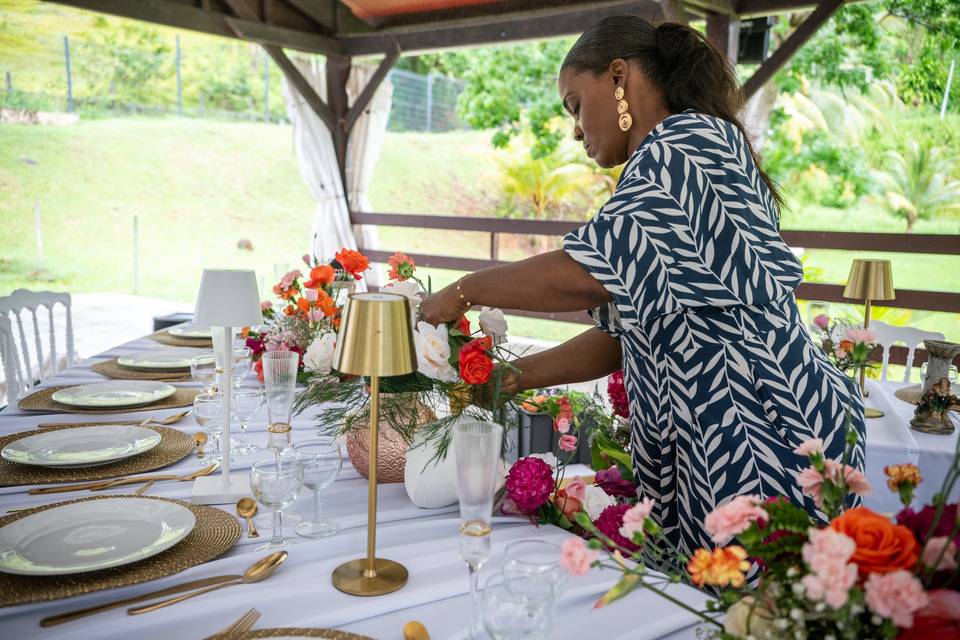 Femme décorant la table de banquet