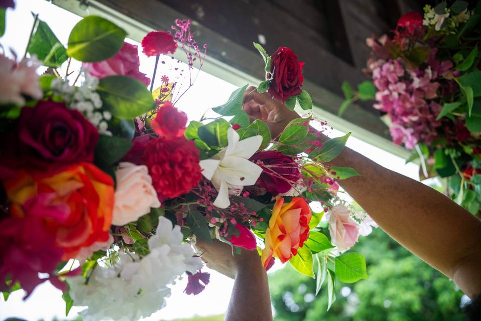 Mains arrangeant des roses rouges