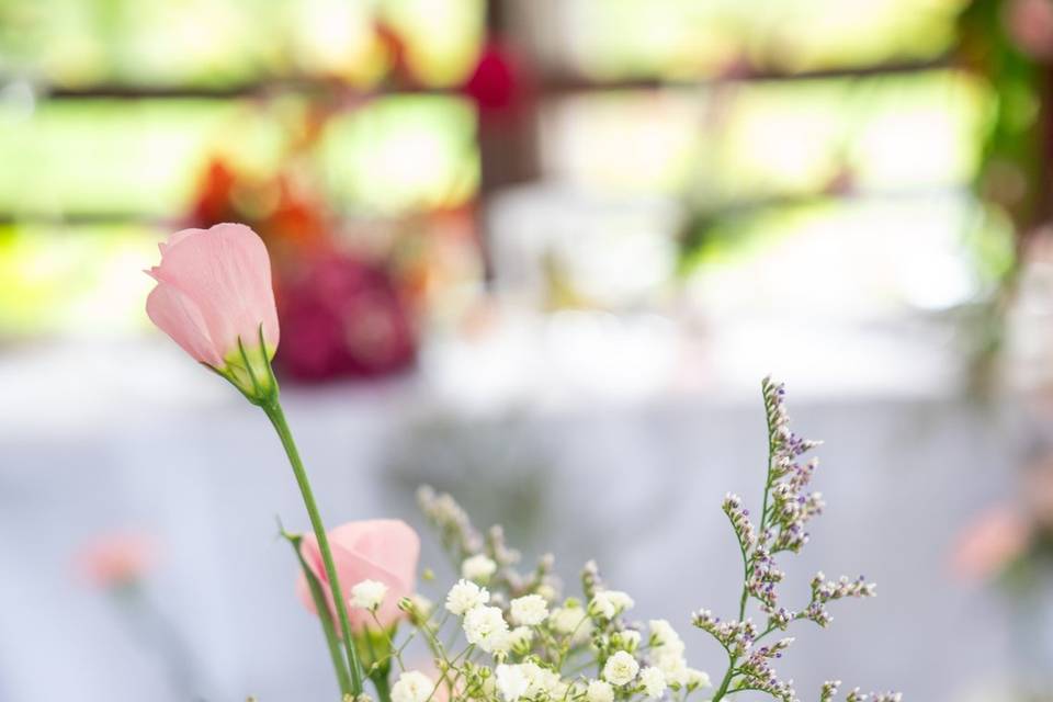 Petit vase rose avec fleurs