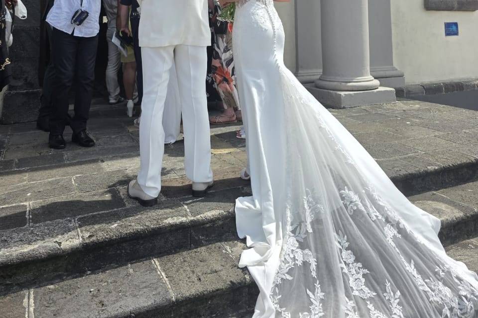 L'entrée à l'Eglise des mariés