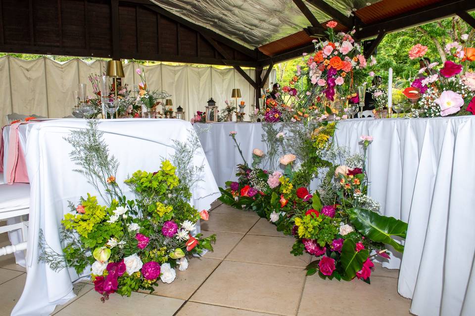 Table d_appoint décorée de fleurs