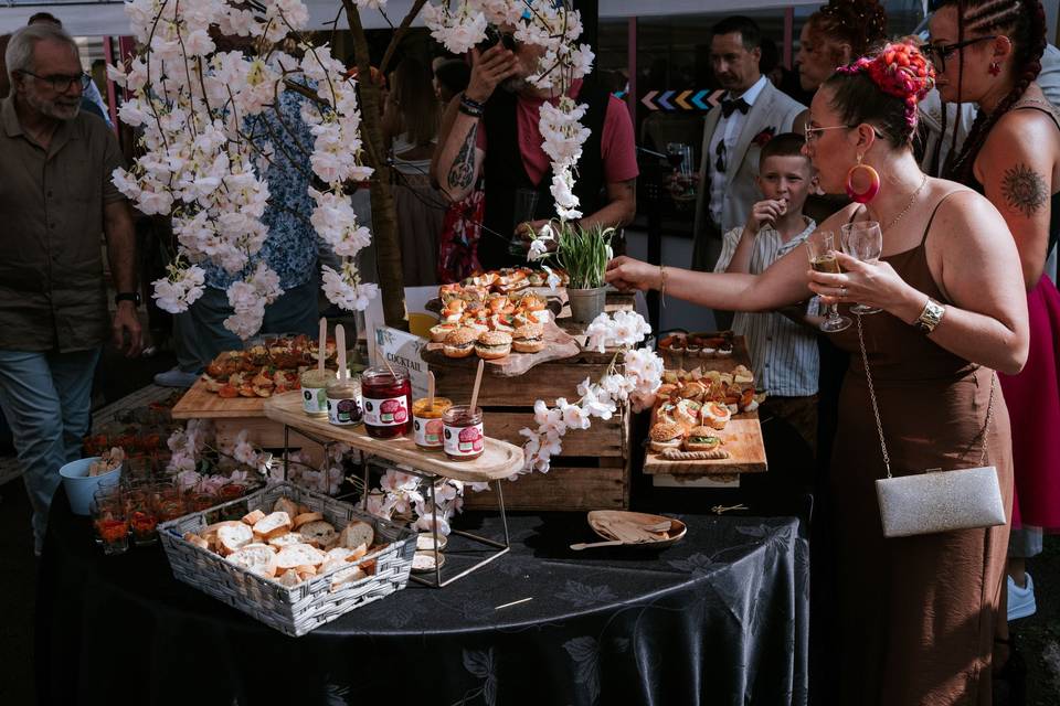 Buffet_cocktail_convivial_fleurs