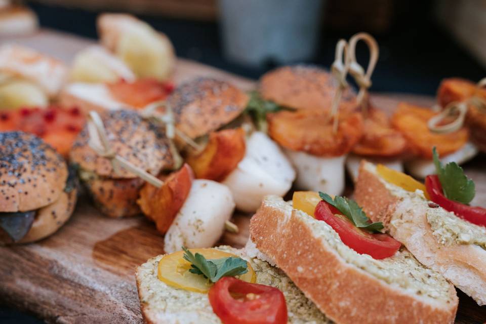 Plateau_brochettes_canapes_varies