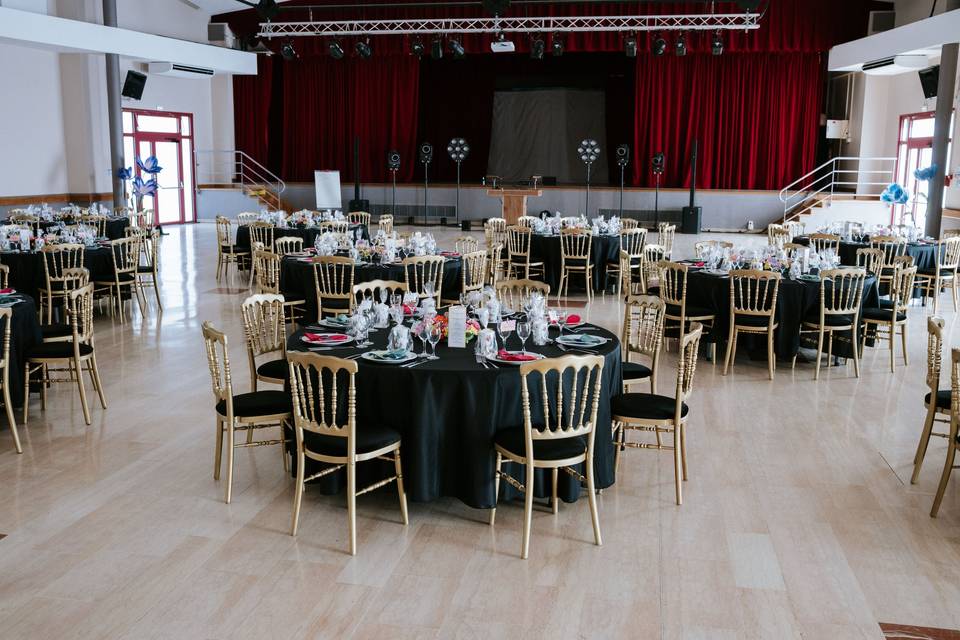 Salle_evenement_tables_noir