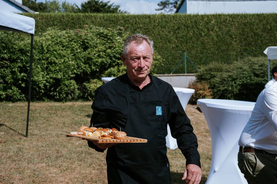 Serveur_presentant_plateau_canapes