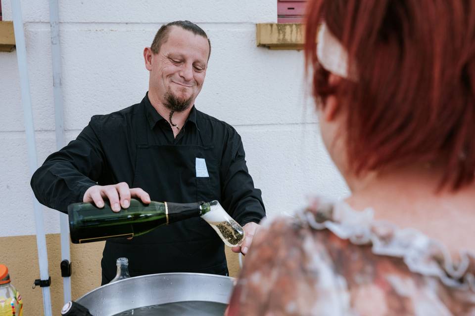 Serveur_tranchant_champagne_cocktail