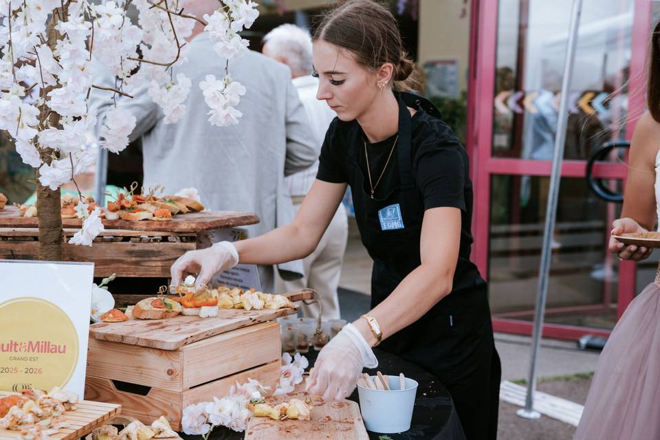 Serveuse_disposant_canapes