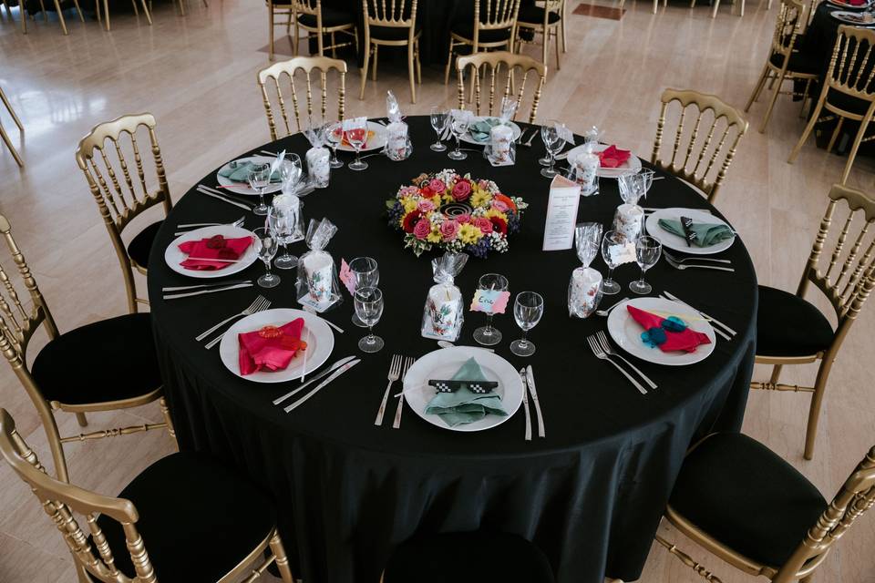 Table_ronde_noir_centre_fleuri