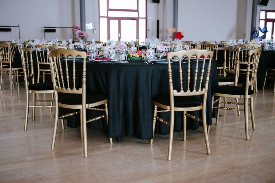 Table_ronde_noir_chaises_dorees